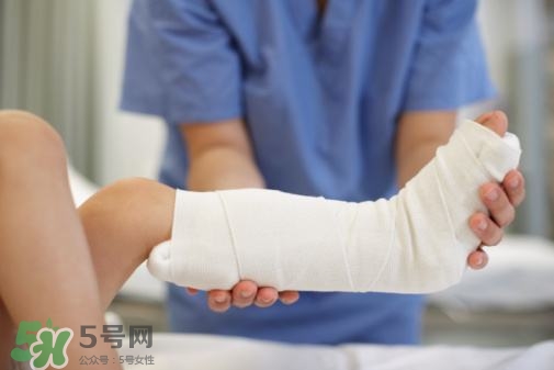 骨裂吃什么好得快？骨裂和骨折的區(qū)別