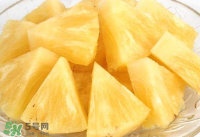 菠蘿削皮可以直接吃嗎？菠蘿削皮直接吃有毒嗎？