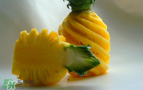 菠蘿削皮可以直接吃嗎？菠蘿削皮直接吃有毒嗎？