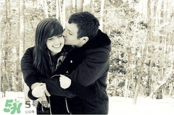 男人接吻時(shí)在想什么？男人接吻為什么伸舌頭