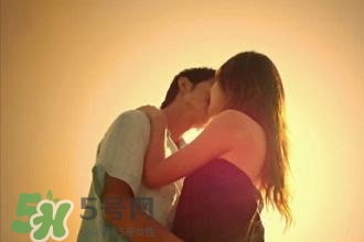 男人接吻時(shí)在想什么？男人接吻為什么伸舌頭