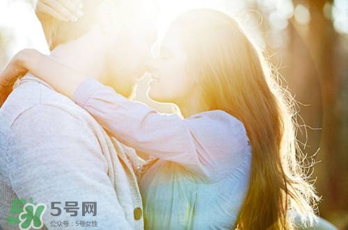 男人接吻時(shí)在想什么？男人接吻為什么伸舌頭