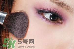 紫色腮紅適合什么口紅？紫色腮紅口紅搭配