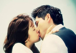 接吻時(shí)女生的生理反應(yīng)是什么？怎么接吻教程