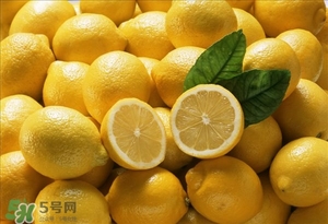 喝檸檬水有什么好處 喝檸檬水會(huì)變白嗎 喝檸檬水有什么好處 喝檸檬水會(huì)變白嗎