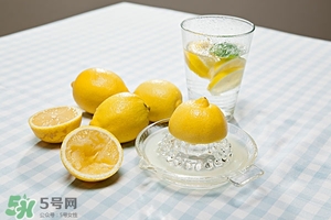 喝檸檬水有什么好處 喝檸檬水會(huì)變白嗎 喝檸檬水有什么好處 喝檸檬水會(huì)變白嗎