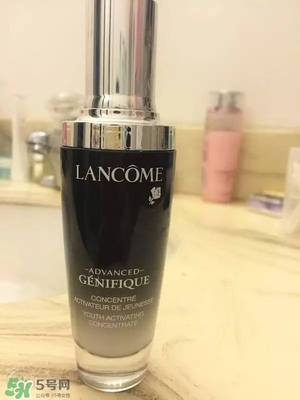 蘭蔻大眼精華和雅詩蘭黛小棕瓶哪個好？蘭蔻大眼精華和小棕瓶對比