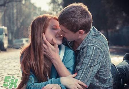 女人第一次到底有多痛？女人第一次性生活流血多久