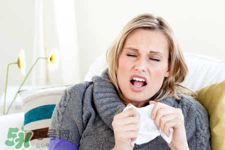 打噴嚏是感冒了嗎？打噴嚏能治感冒嗎？
