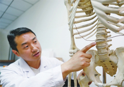 骨質(zhì)疏松會(huì)出現(xiàn)背痛嗎？骨質(zhì)疏松會(huì)引起后背疼嗎？