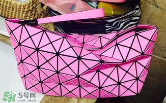 三宅一生櫻花粉包包多少錢(qián)？三宅一生櫻花粉包包價(jià)格