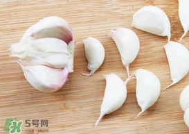 大蒜爛了一點還能吃嗎？大蒜爛根是怎么回事？