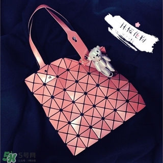 三宅一生櫻花粉包包多少錢(qián)？三宅一生櫻花粉包包價(jià)格