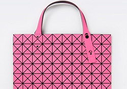 三宅一生櫻花粉包包多少錢？三宅一生櫻花粉包包價(jià)格