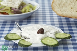 老酸奶和酸奶的區(qū)別 老酸奶和酸奶哪個好 老酸奶和酸奶的區(qū)別 老酸奶和酸奶哪個好