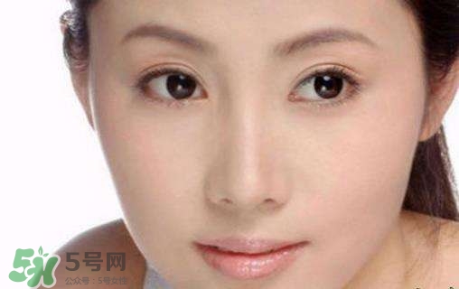 鼻子上擠出來的白色東西是什么？鼻子上的白色顆粒是什么？