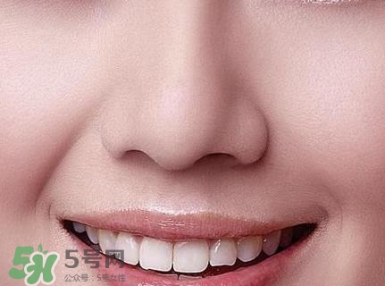 鼻子上擠出來的白色東西是什么？鼻子上的白色顆粒是什么？