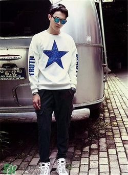 男士衛(wèi)衣里面穿什么？男士衛(wèi)衣怎么搭配好看？