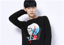 男士衛(wèi)衣里面穿什么？男士衛(wèi)衣怎么搭配好看？