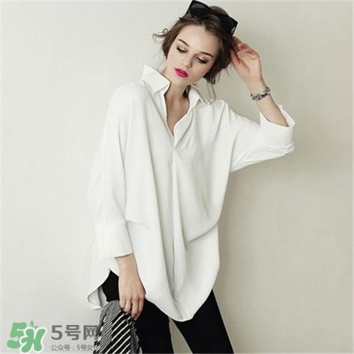 白襯衫太透怎么辦？白襯衣太透了里面穿什么？