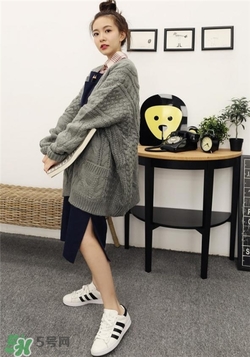 針織衫里面穿什么？針織外套里面穿什么？