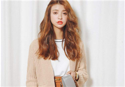 針織衫里面穿什么？針織外套里面穿什么？