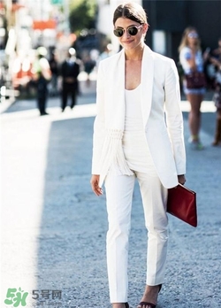 白色西服怎么搭配？白色西服搭配什么內(nèi)搭？