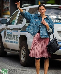 百褶裙搭配什么外套？百褶裙搭配什么外套好看？