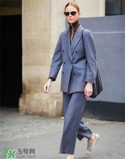 灰色西裝怎么搭配？灰色西服怎么搭配好看？