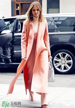 粉色衣服怎么搭配？粉色衣服怎么搭配好看？