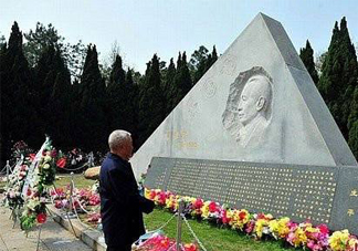 清明節(jié)上墳如何擦墓碑？清明節(jié)掃墓怎么清理墓碑？