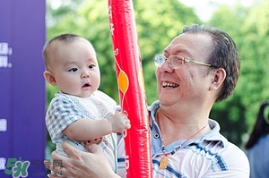 抱孩子的正確姿勢 正確的抱孩子姿勢 抱孩子的正確姿勢 正確的抱孩子姿勢