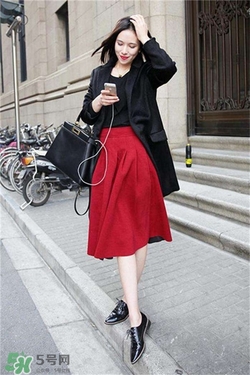 紅色衣服配什么顏色鞋子？紅色衣服配什么鞋子好看？