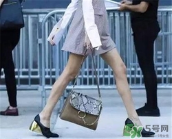 奶奶鞋搭配什么衣服？奶奶鞋搭配什么衣服好看？