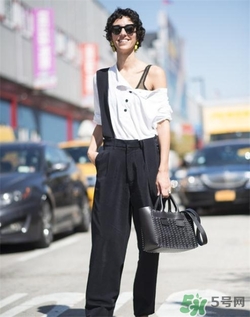 背帶褲搭配什么上衣？背帶褲搭配什么上衣好看？