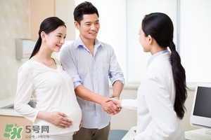 羊水栓塞是順產(chǎn)還是剖腹產(chǎn) 順產(chǎn)會(huì)出現(xiàn)羊水栓塞嗎 羊水栓塞是順產(chǎn)還是剖腹產(chǎn) 順產(chǎn)會(huì)出現(xiàn)羊水栓塞嗎