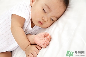 新生兒睡眠淺易驚醒 新生兒睡眠少怎么辦 新生兒睡眠淺易驚醒 新生兒睡眠少怎么辦