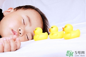 新生兒睡眠淺易驚醒 新生兒睡眠少怎么辦 新生兒睡眠淺易驚醒 新生兒睡眠少怎么辦