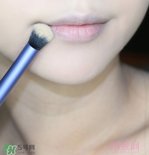 植村秀唇釉怎么涂？植村秀漆光唇釉涂法