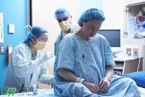 羊水栓塞是順產(chǎn)還是剖腹產(chǎn) 順產(chǎn)會(huì)出現(xiàn)羊水栓塞嗎 羊水栓塞是順產(chǎn)還是剖腹產(chǎn) 順產(chǎn)會(huì)出現(xiàn)羊水栓塞嗎