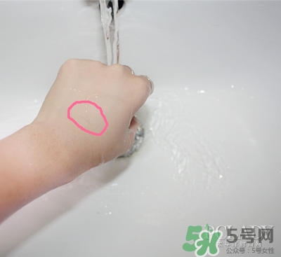 植村秀小燈泡584和784哪個白？植村秀小燈泡584和784對比