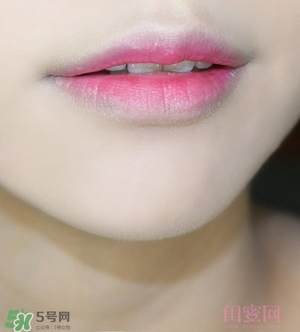 植村秀唇釉怎么涂？植村秀漆光唇釉涂法
