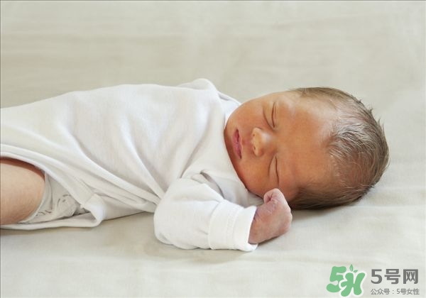 新生兒睡眠淺易驚醒 新生兒睡眠少怎么辦 新生兒睡眠淺易驚醒 新生兒睡眠少怎么辦