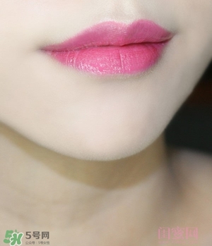植村秀唇釉怎么涂？植村秀漆光唇釉涂法