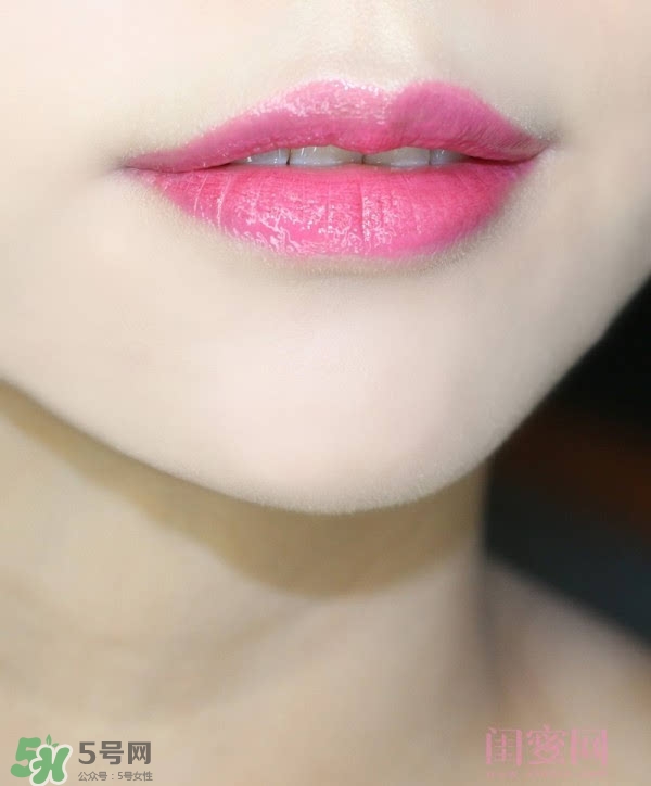 植村秀唇釉怎么涂？植村秀漆光唇釉涂法