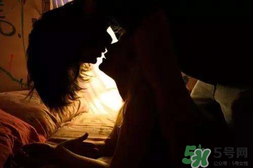 第一次如何舌吻？舌吻的技巧和方法