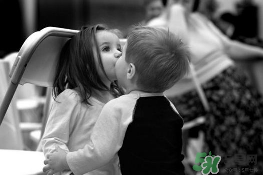 第一次如何舌吻？舌吻的技巧和方法