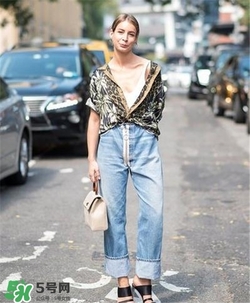 翻邊牛仔褲配什么鞋子？翻邊牛仔褲怎么搭配好看？