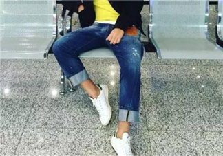 翻邊牛仔褲配什么鞋子？翻邊牛仔褲怎么搭配好看？