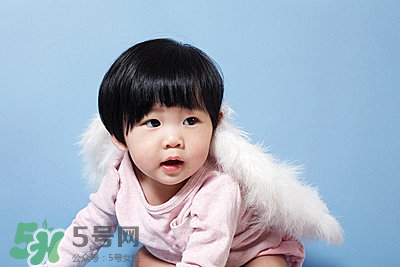 1歲寶寶的發(fā)育指標 1歲寶寶的發(fā)育標準 1歲寶寶的發(fā)育指標 1歲寶寶的發(fā)育標準